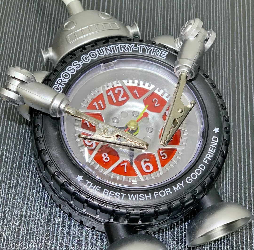 Lámpara con forma de reloj y robot #CodU